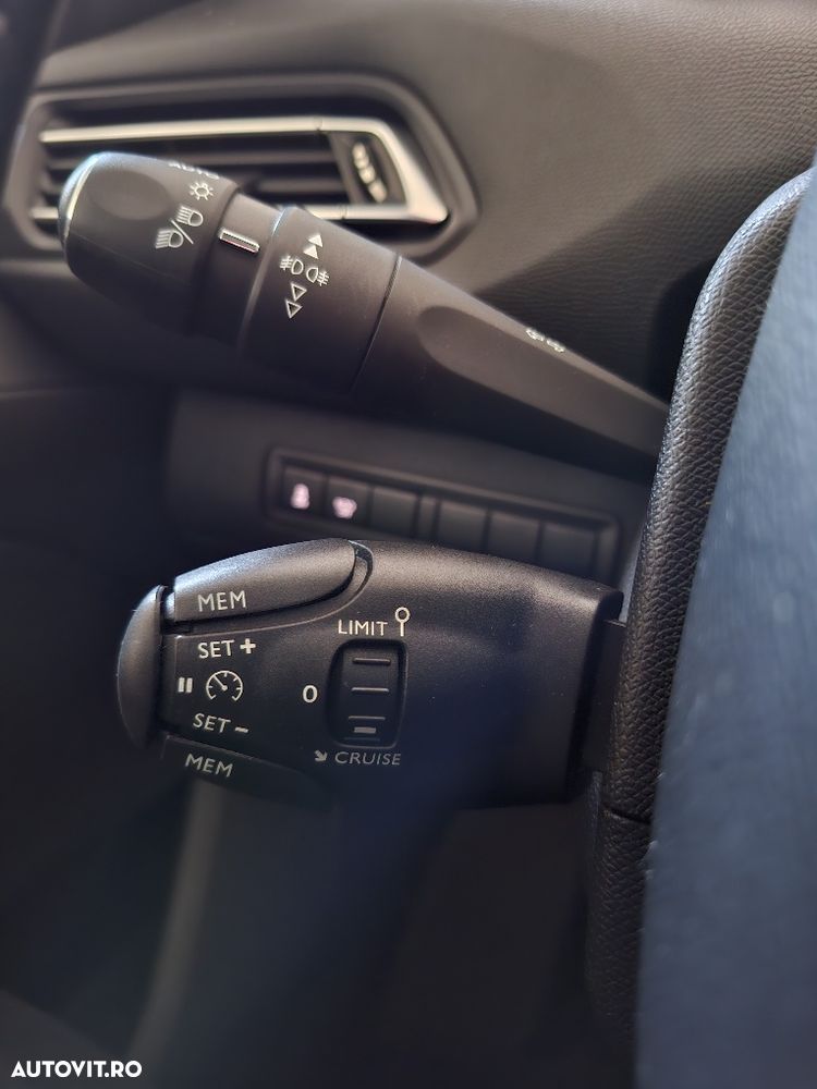 Peugeot 308 1.2 L PureTech Turbo Allure - 25