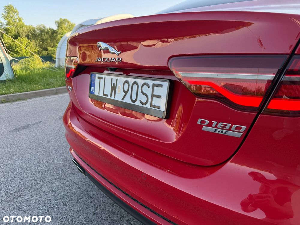 Jaguar XE 2.0 D180 R-Dynamic SE - 32