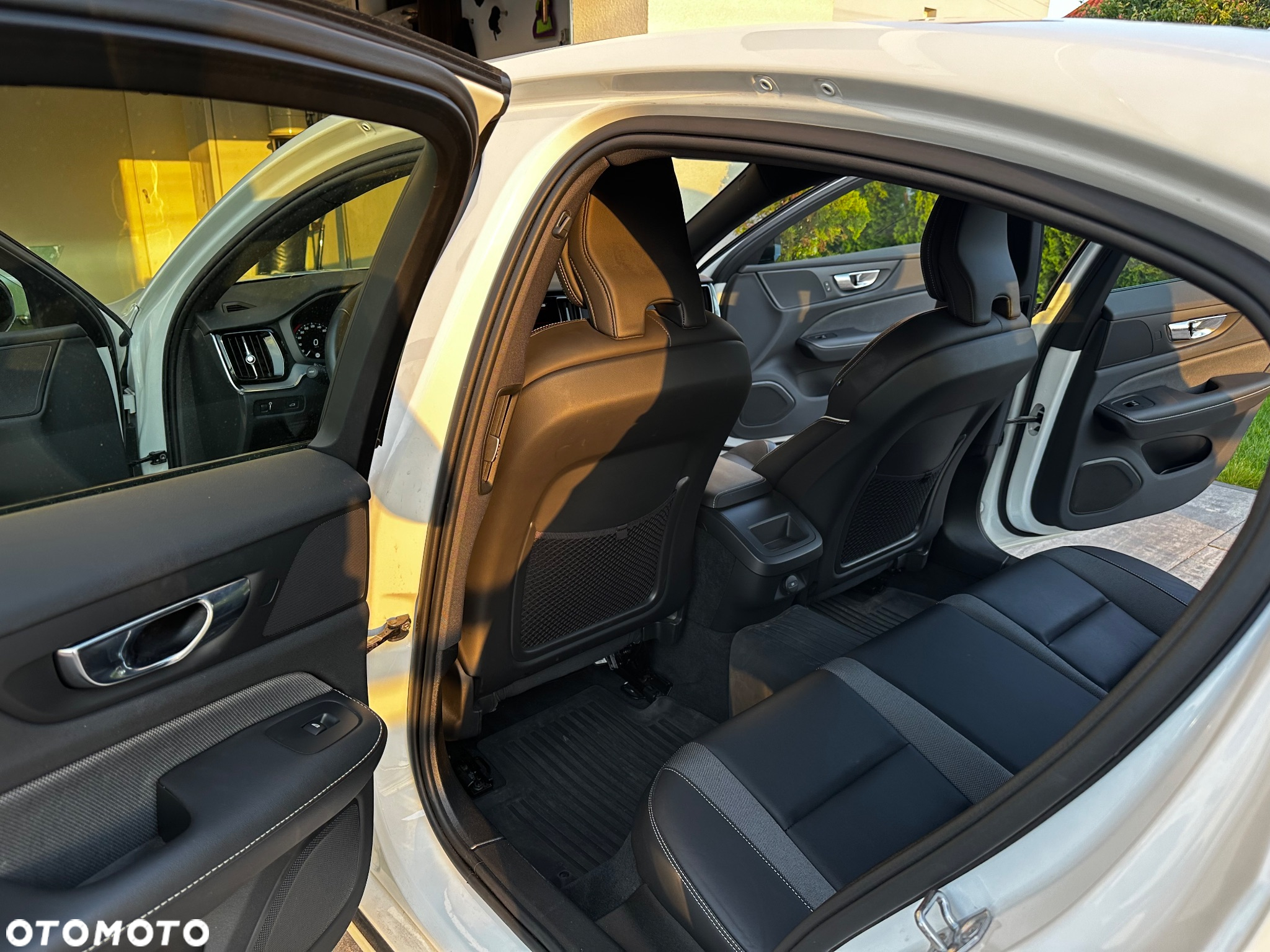 Volvo S60 B4 B R-Design - 9