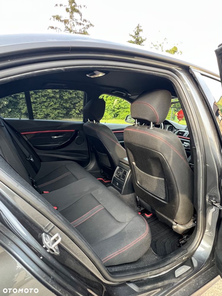 BMW Seria 3 330i Sport - 15
