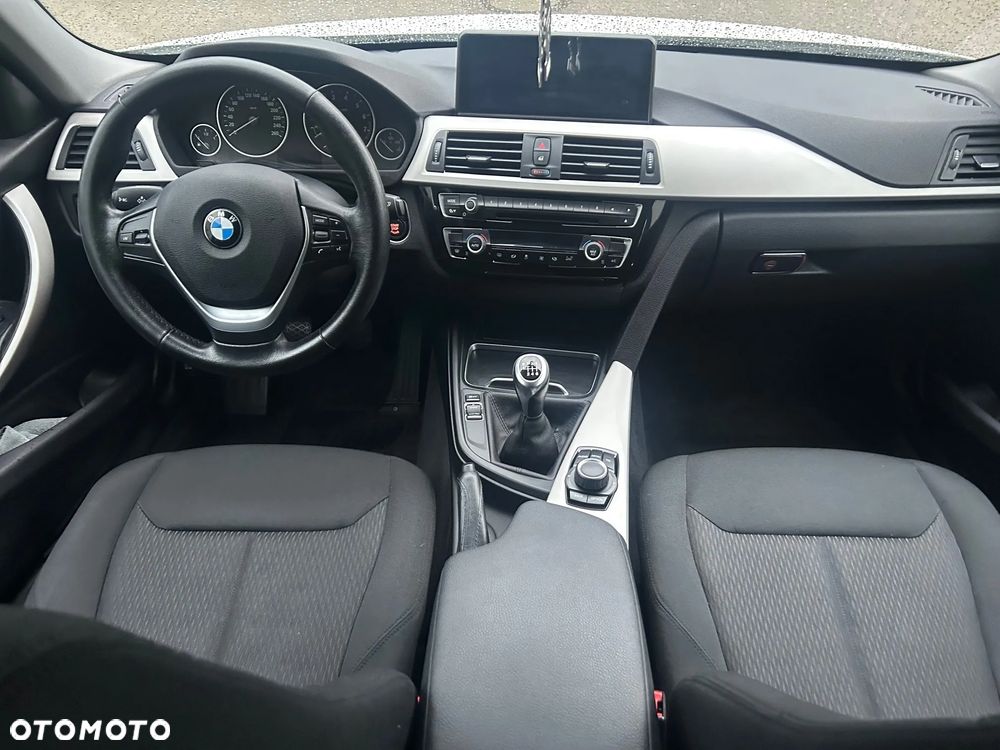 BMW Seria 3 318i Sport Line - 32