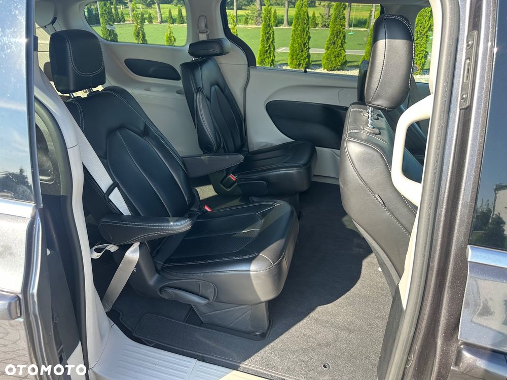 Chrysler Pacifica - 11
