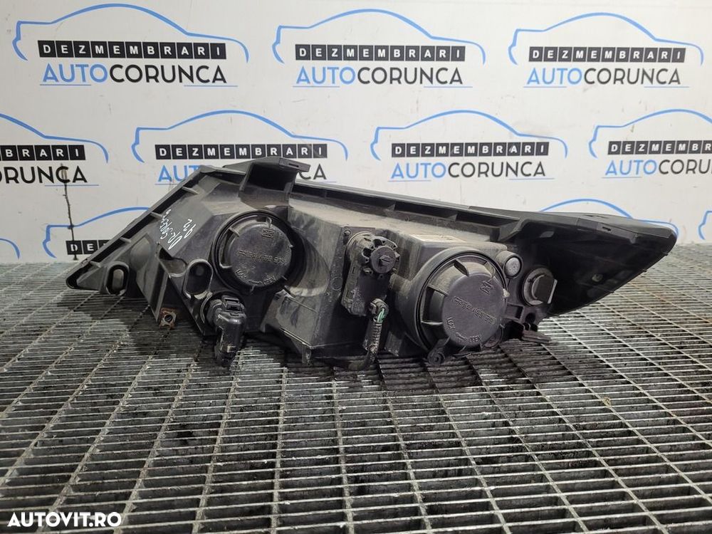 Far Dreapta Kia Sorento II 2009 - 2015 SUV 4 Usi (912) Cu lupă 921022PO - 3