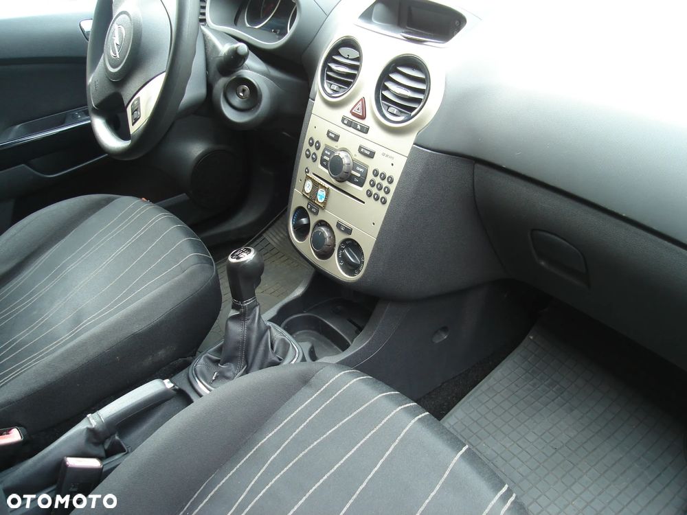Opel Corsa 1.4 16V Essentia - 11