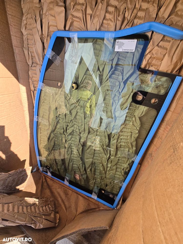 Geam Usa Stanga/Dreapta Superior Compactor sol si asfalt Hamm cod 2999320 - 3