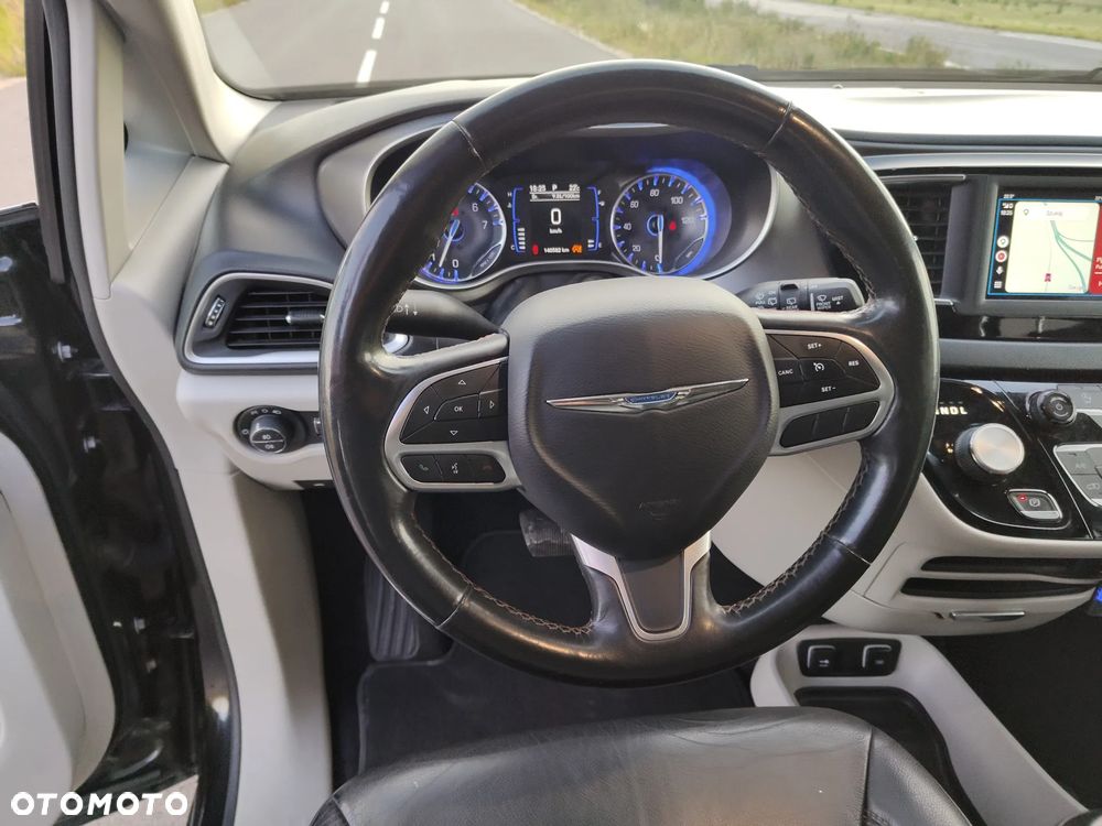 Chrysler Pacifica - 16