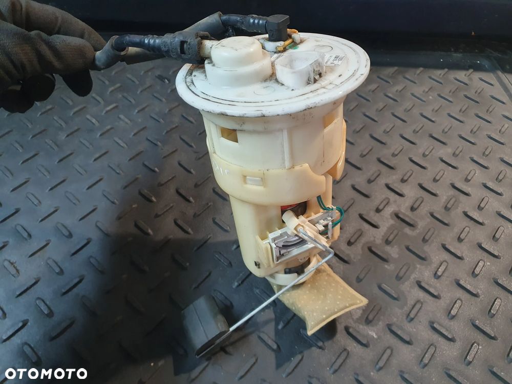 TOYOTA YARIS I 1.3 / 1.0 POMPA PALIWA 77020 0D010 A POSIADAM 2 SZT - 1