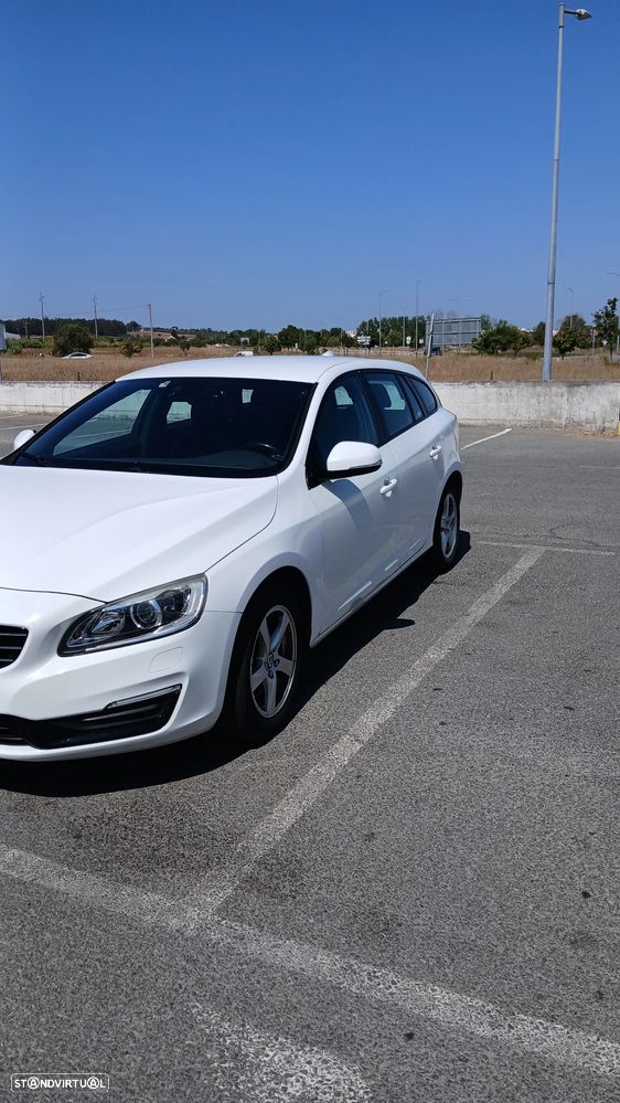 Volvo V60 2.0 D3 Momentum Geartronic - 3