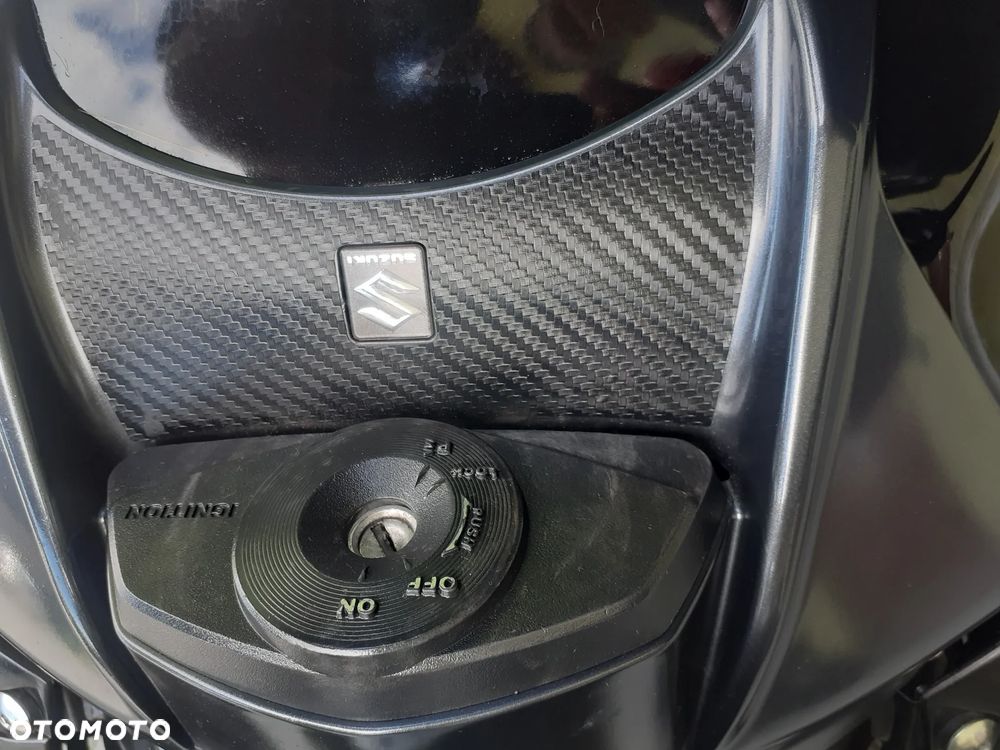 Suzuki GSR - 4