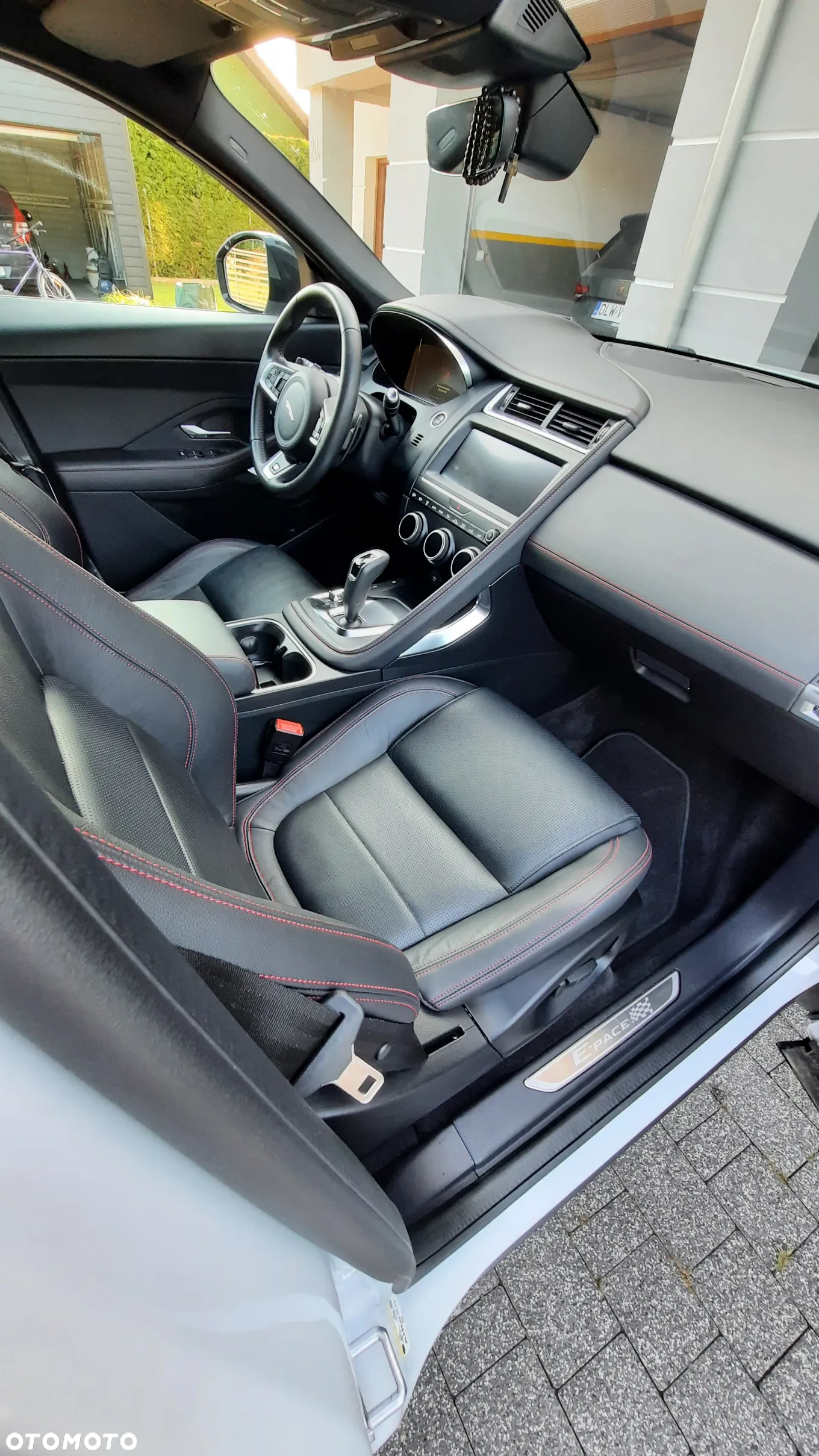 Jaguar E-Pace P250 AWD R-Dynamic - 24