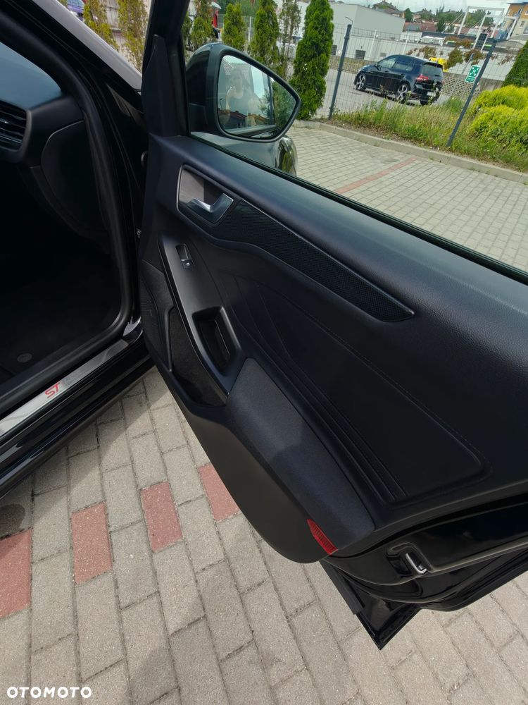 Ford Focus 1.5 EcoBlue Start-Stopp-System ST-LINE DESIGN - 37