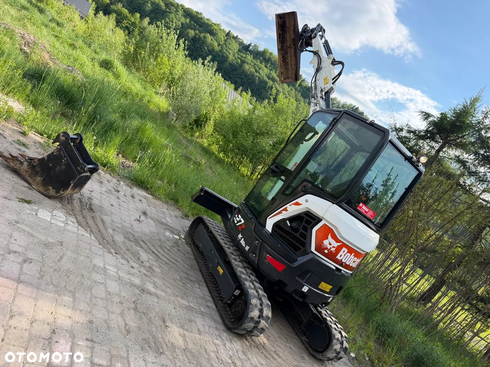 Bobcat E27z. Koparka Gąsienicowa 2,7 tony. 2024 rok. 870 mtg. Maszyna nie różni się od nowej z salonu!! Skarpówka Hydrauliczna! Pochodzi ze szkółki roślinnej z Norwegii. Zero luzów. pracowała przy krzewach!! Aktualna DEKRA dokumentacja. Silnik Yanmar! Linie Hydr. Dodatkowe. Szybkozłącze Hydr. Szybka wolna jazda. Wersja Norweska. Długie ramię. OKAZJA. Zero wycieków. Sztywna maszyna! - 10
