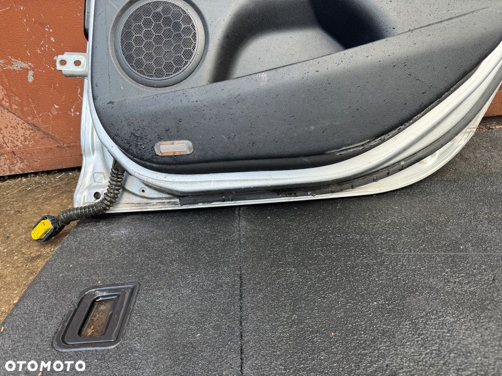 Drzwi prawe Renault Megane III KOMBI tył OE - 7