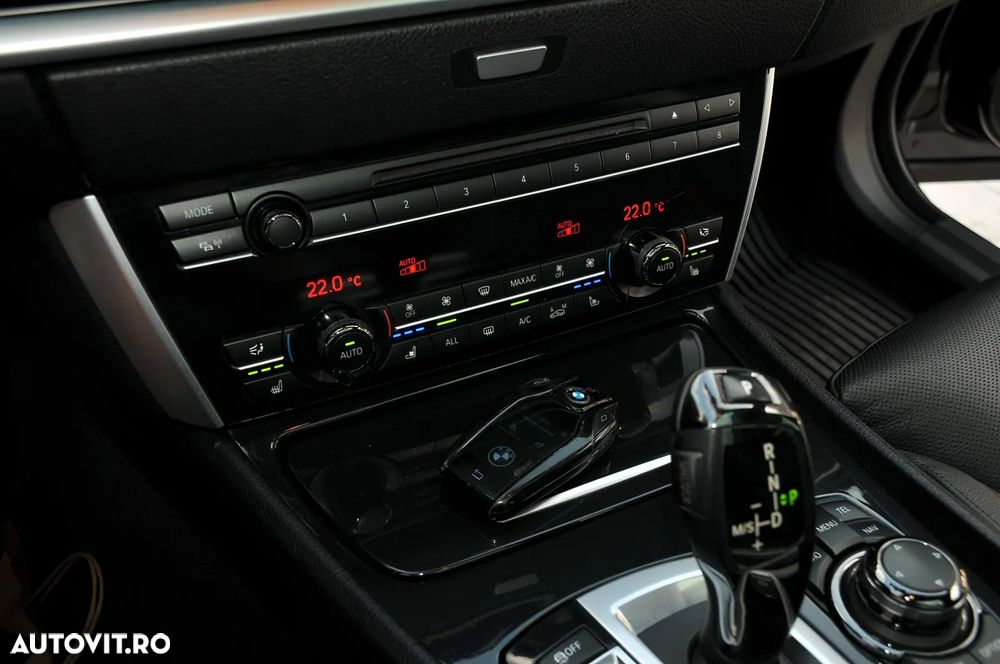 BMW Seria 5 530d xDrive Touring - 14