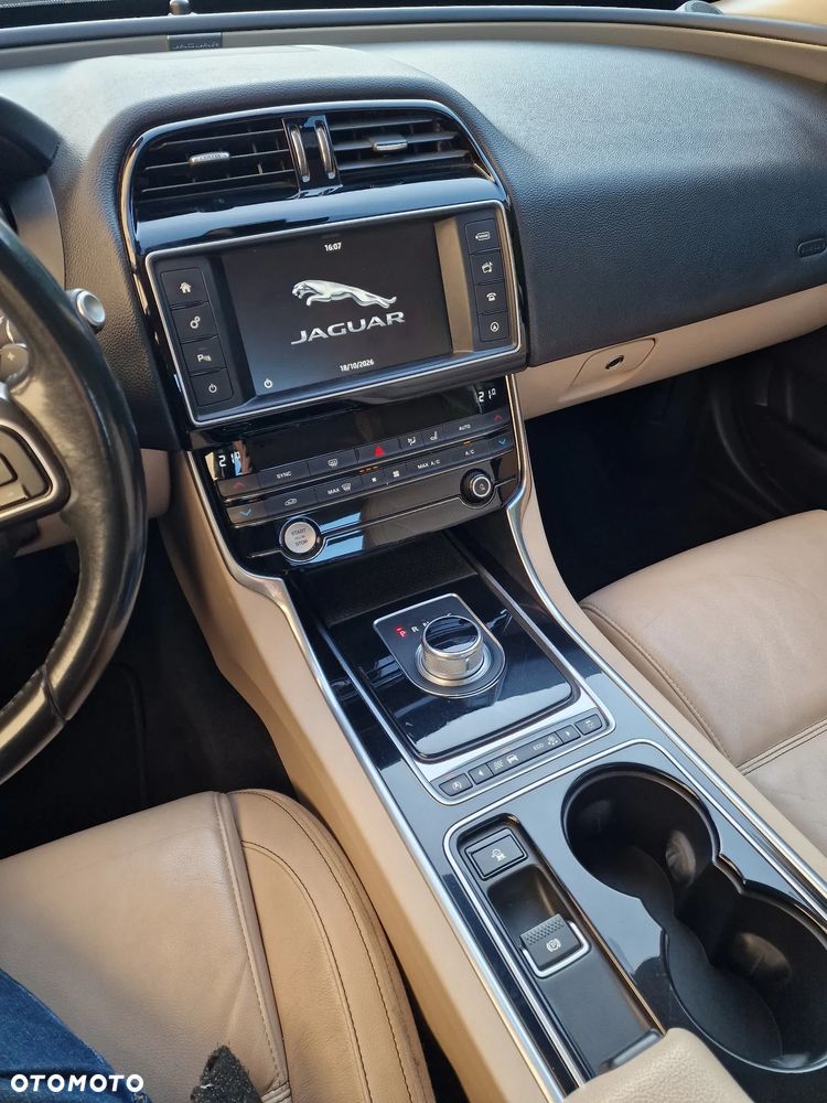 Jaguar XE - 15