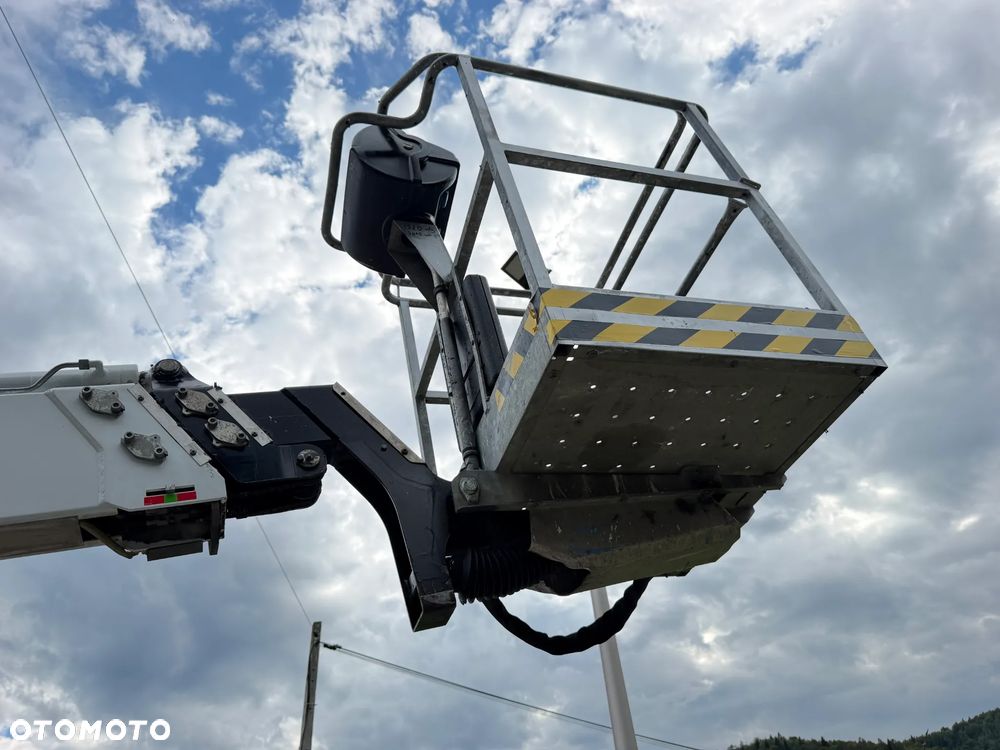 Nifty DINO 120T. Zwyżka koszowa 12 metrów wysuwana na raz. Podnośnik HDS. Napęd Hydrauliczny na dwa koła. Obraca się w koło 360. jak nówka z salonu. 2016 rok. 1220 mtg. Książka Serwisowa od nowości do wglądu. PRĄD 230v. 4 sekcje sterowania na dole. Nowy model! Z komuny Norweskiej. Używana była 1 raz do roku. Serwisowana w DEKRA do końca OKAZJA. Zwyżka Obrotowa. Poziomowanie kosza. Pełna Hydraulika. Sterowanie góra dół! Wysuwane ramie. Wieniec tryby zero zużycia! Ani deka luzów i wycieków. Mała lekka i zwinna zwyżka o potężnym zasięgu. OKAZJA TANIO. Do rejestracji. Import Norwegia! Posiadam 4 sztuki wszystkie jak nowe z salonu. Zapraszam do przetestowania. Nowy Sącz. woj. Małopolskie - 25