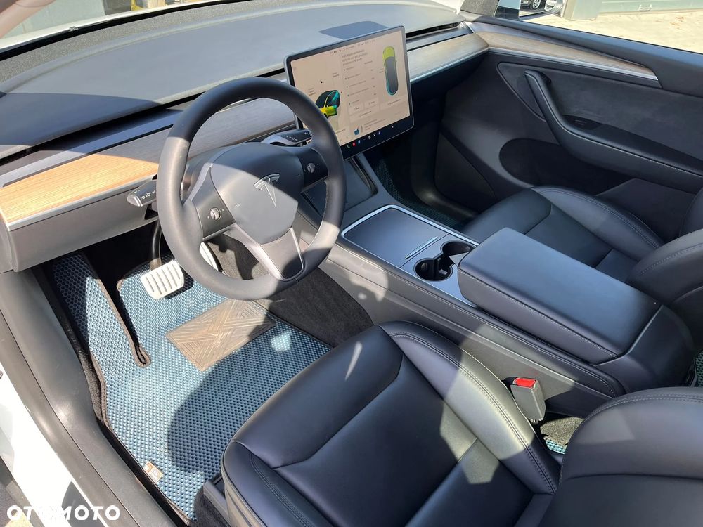 Tesla Y - 5