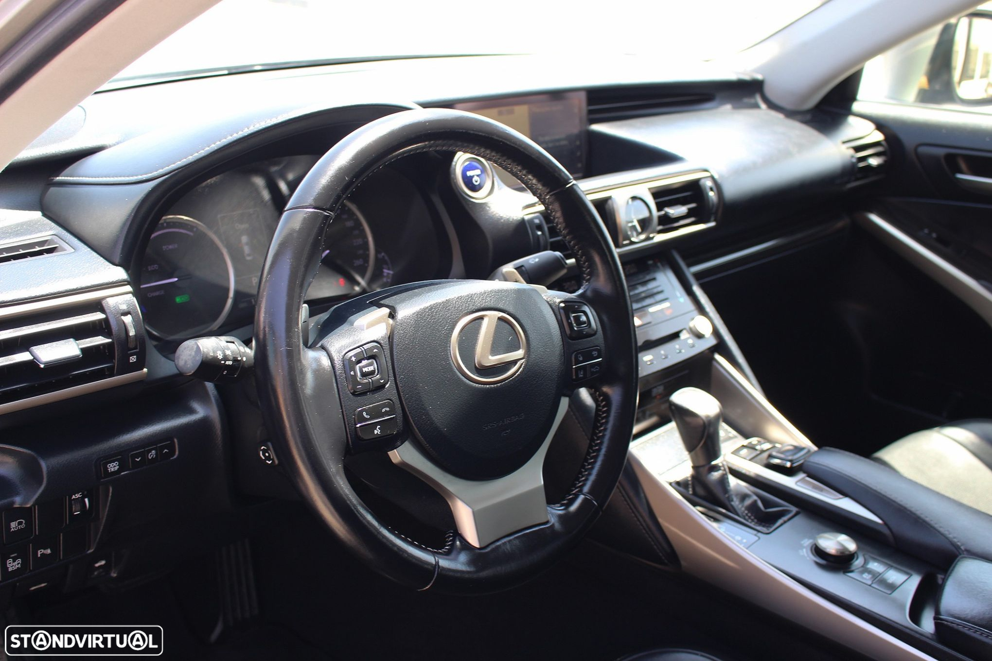 Lexus IS 300H Luxury - 27