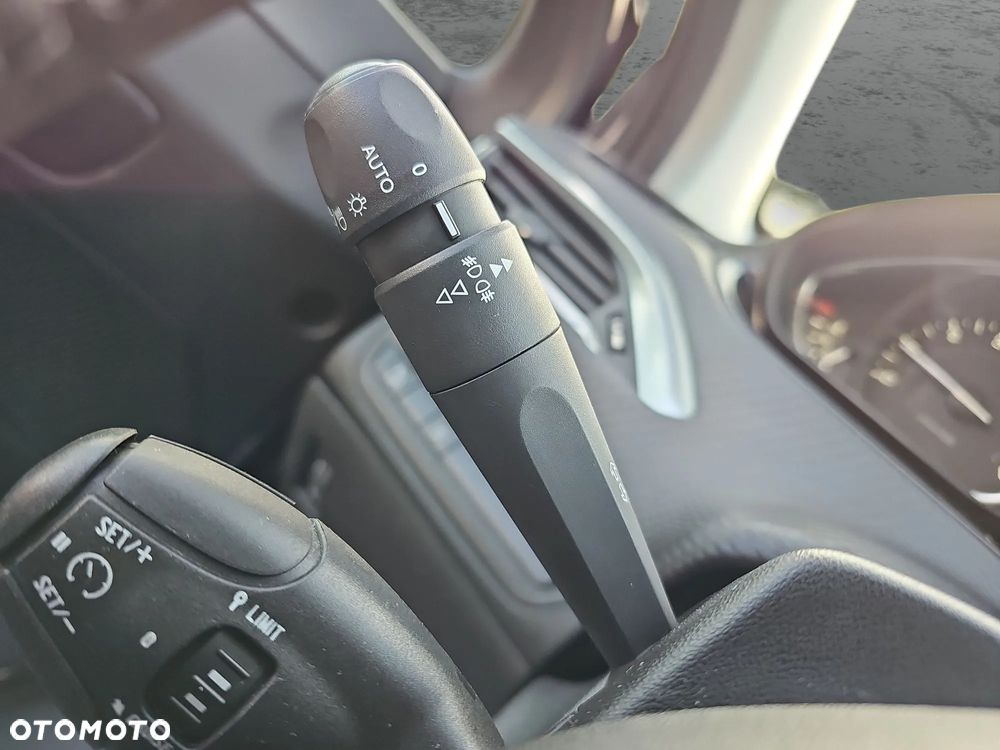 Peugeot 2008 1.2 Pure Tech Allure S&S EAT6 - 26