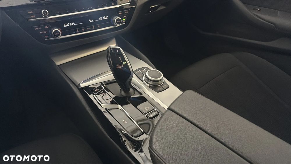 BMW Seria 5 520d mHEV - 12