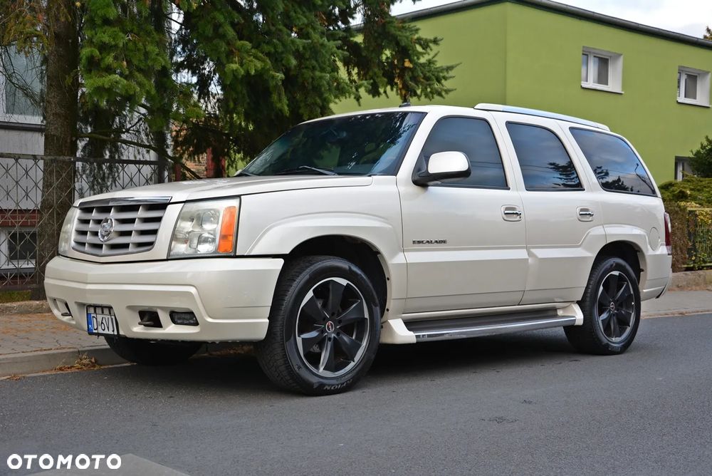 Cadillac Escalade - 1