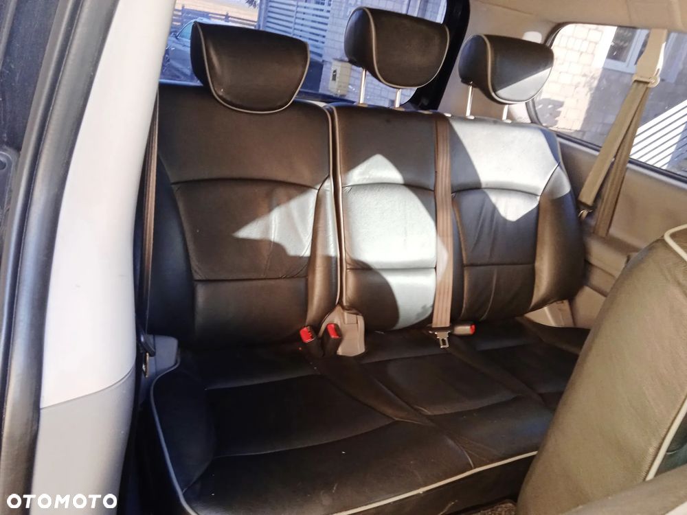 Na części Hyundai H1 II Wagon 2.5 CRDI 2010 lakier NBA silnik D4CBA skrzynia biegów GZ04 maska klapa drzwi przesuwne zderzak lampa błotnik fotel kanapa 7 miejsc szyba - 8