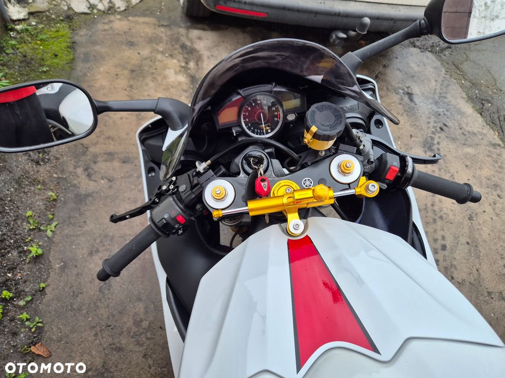 Yamaha R1 - 12