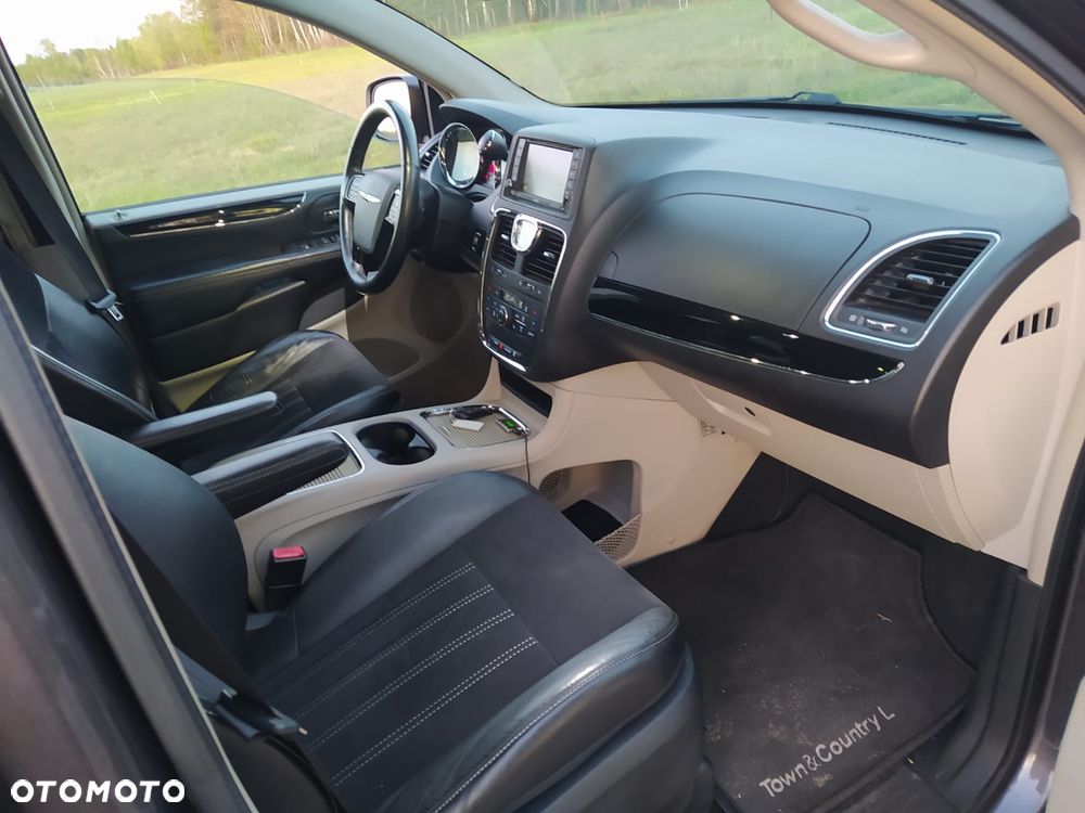 Chrysler Town & Country 3.6 Limited - 17
