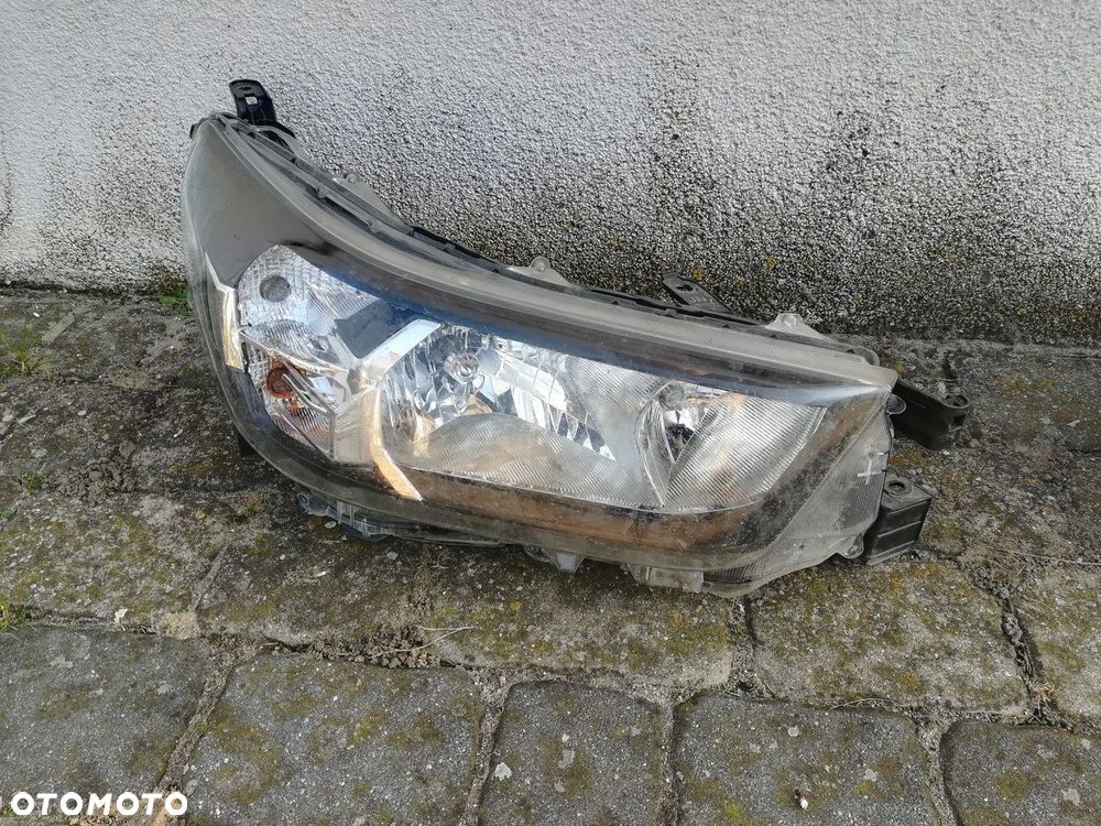 TOYOTA HILUX VIII 8 LAMPA PRZÓD PRZEDNIA PRAWA EUROPA ORYGINAŁ - 1