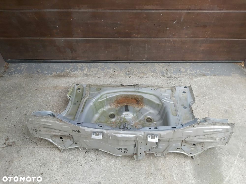 Toyota Yaris III 11 - 17r pas tylny podłoga wanna tył - 14