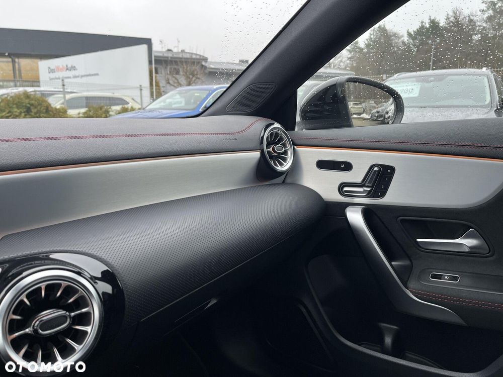Mercedes-Benz CLA 200 4-Matic AMG Line 8G-DCT - 33
