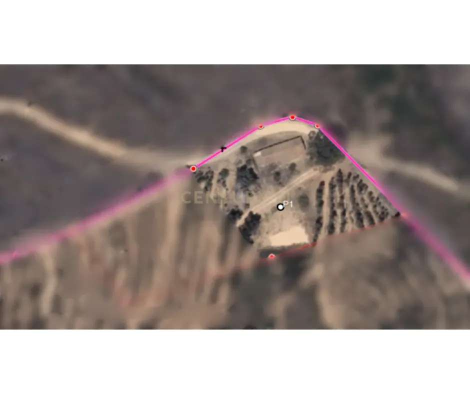 Ruína  T4 de 140 m2, inserida num terreno urbano amplo de 6732 m2, loc - Grande imagem: 3/16