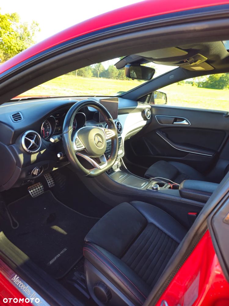 Mercedes-Benz CLA 220 4-Matic AMG Line - 11