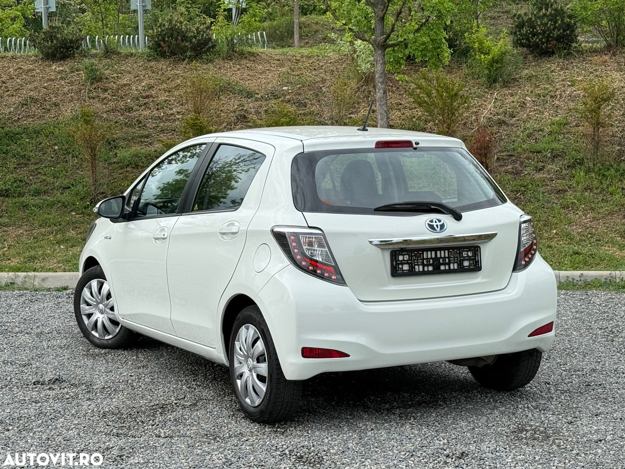 Toyota Yaris 1.5 VVT-i HSD Terra - 2