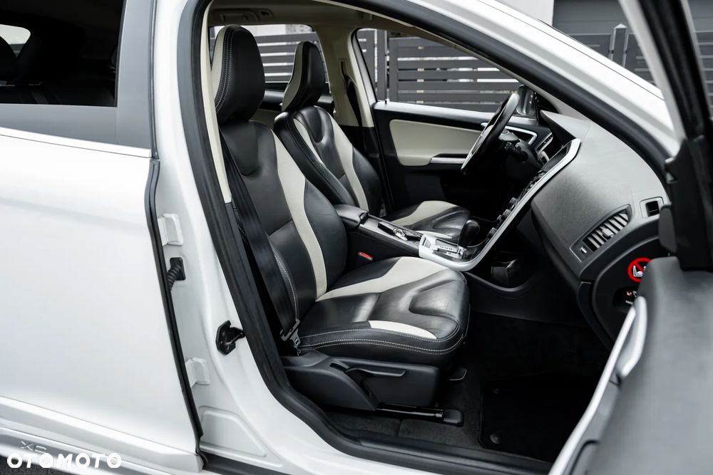 Volvo XC 60 D5 AWD RDesign - 26