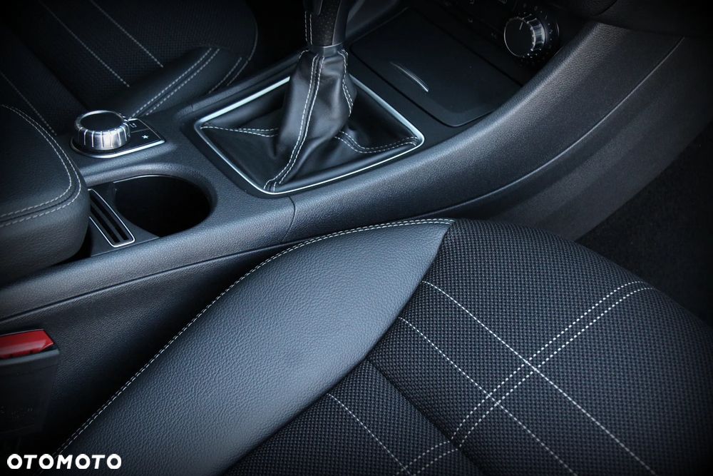 Mercedes-Benz CLA 180 Urban - 21