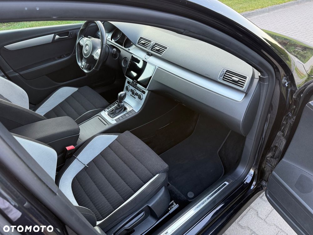 Volkswagen Passat 2.0 TDI DSG BlueMotion Technology R-Line - 12