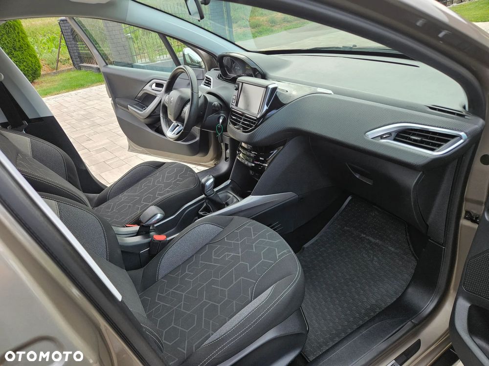 Peugeot 2008 1.2 Pure Tech Signature - 8