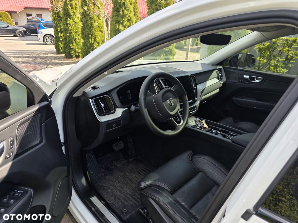Volvo XC 60 B6 B AWD Momentum Pro - 27