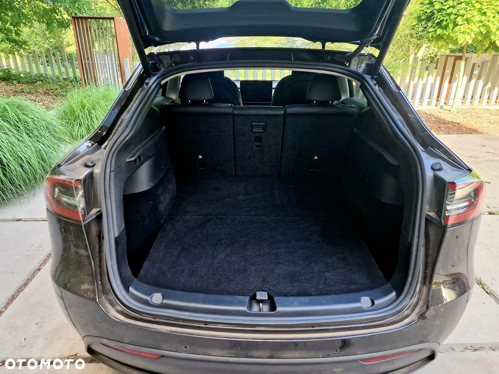 Tesla Model Y Long Range AWD - 8