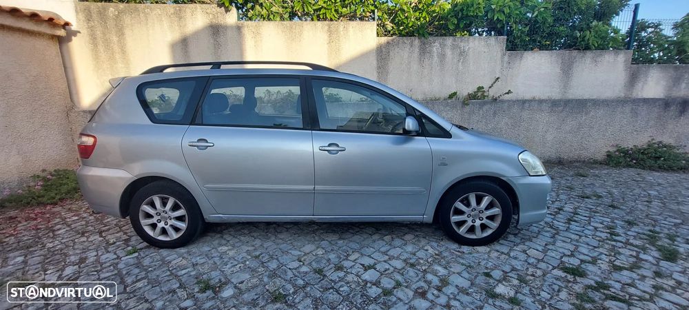 Toyota Avensis Verso - 8