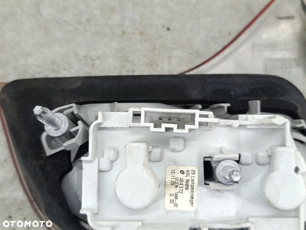 LAMPA TYLNA PRAWA W KLAPE AUDI A4 B7 8E9945094 484502  ZB 2.0 20V - 11