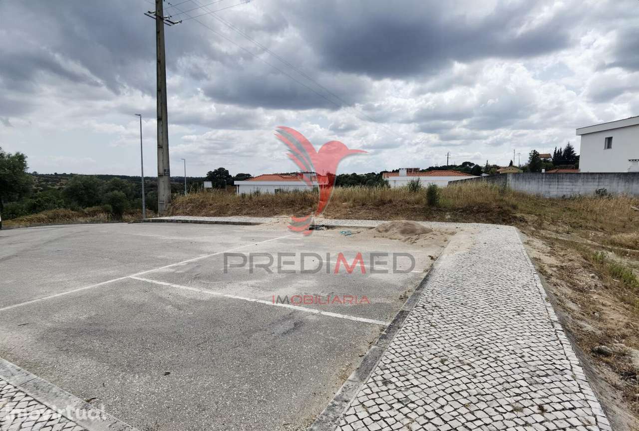 Terreno urbano com área total de 651,78m2 na localidade de Alcanena - Grande imagem: 5/12