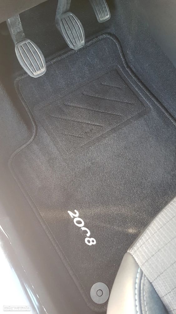 Peugeot 2008 1.2 PureTech Allure - 22