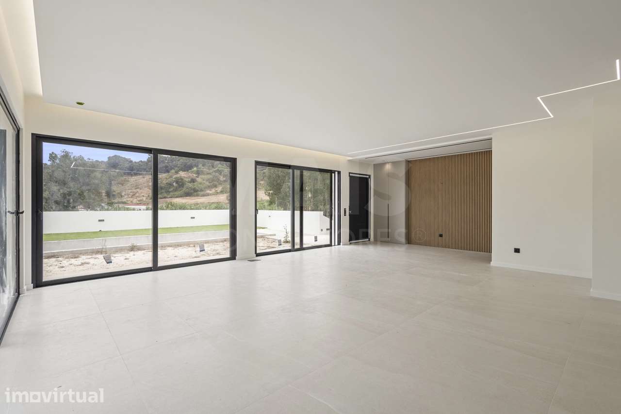 Moradia T3+1 NOVA com piscina em terreno de 2098m2 - Grande imagem: 3/32