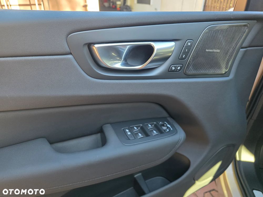 Volvo XC 60 B5 B AWD Plus Dark - 33