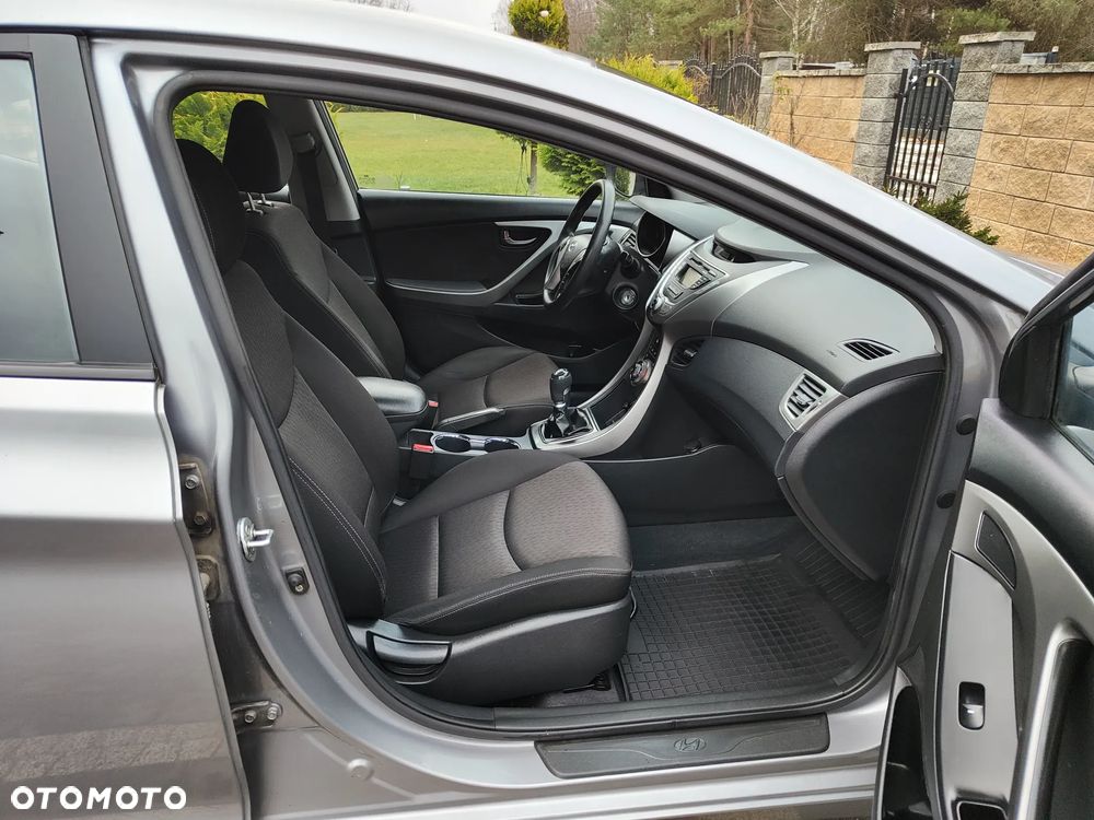 Hyundai Elantra 1.6 Comfort - 23