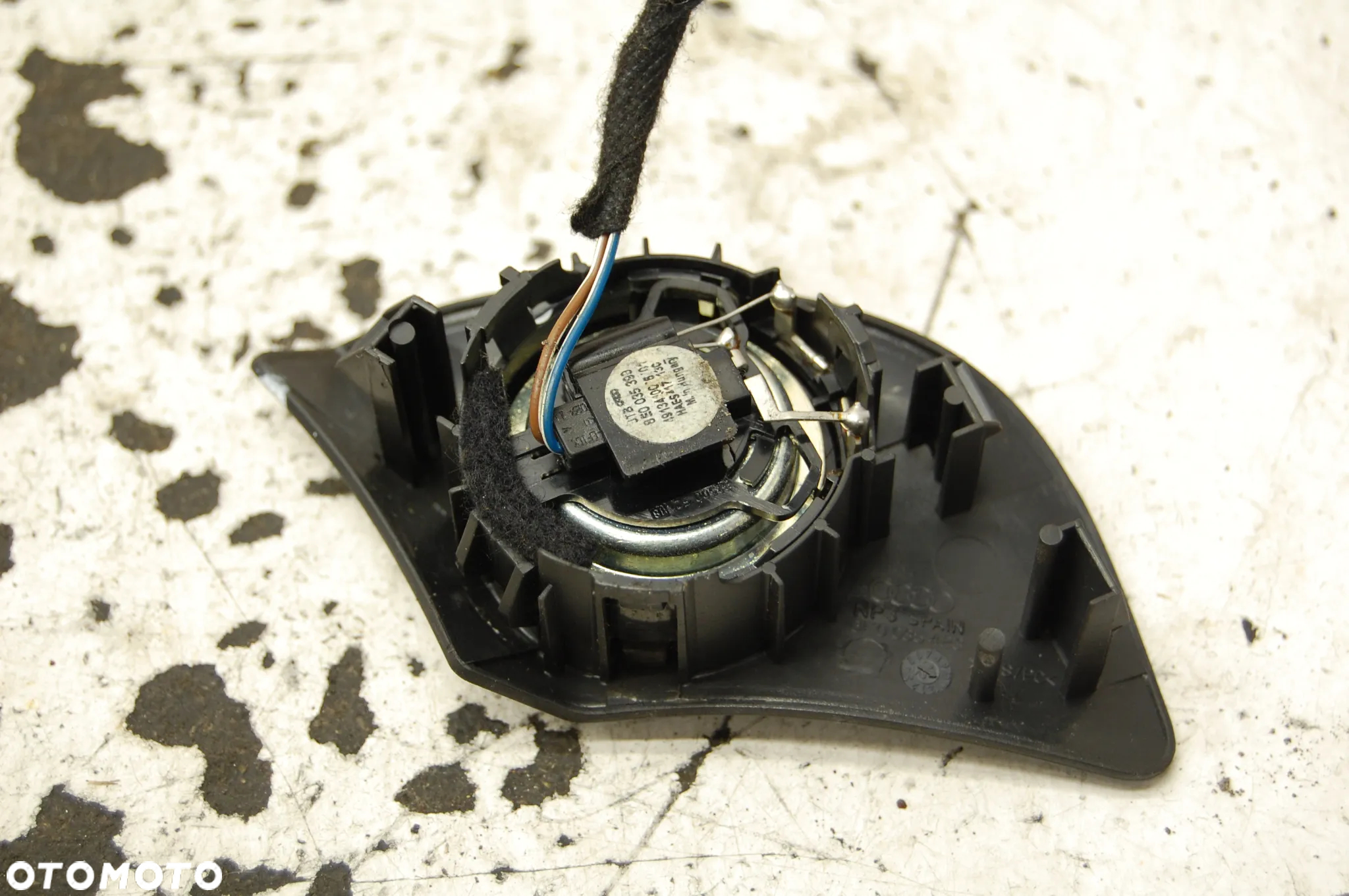 KRATKA GŁOŚNIKA PRAWA LEWA 8E0035424 8E0035423 AUDI A4 B7 B6 - 2