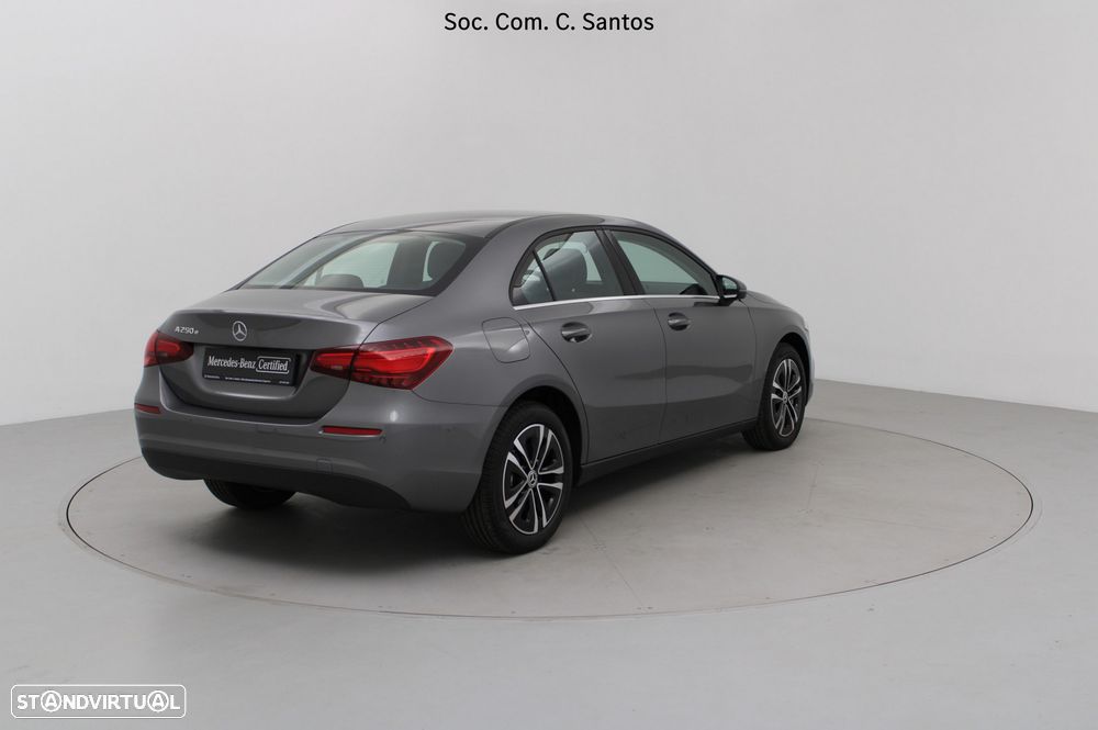 Mercedes-Benz A 250 Limousine e foto 5