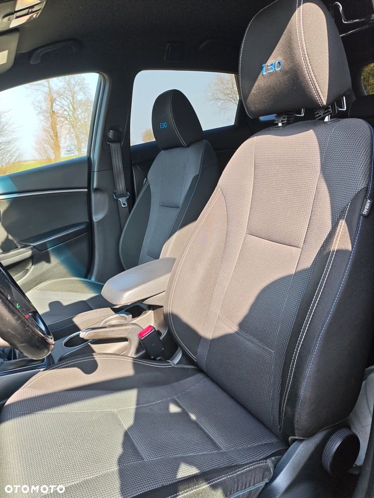 Hyundai i30 blue Kombi 1.6 CRDi Passion - 10